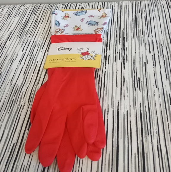 Winnie The Pooh Cleaning Gloves - Picture 2 of 3